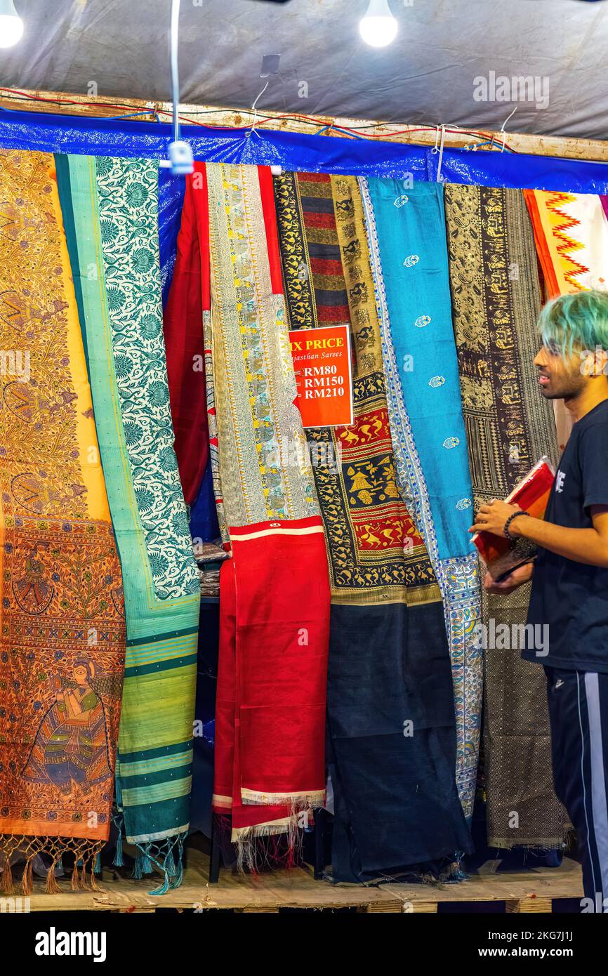 Brickfields, Malaysia - 22. Oktober 2022 Saree zum Verkauf in Little India, Kuala Lumpur. Stockfoto