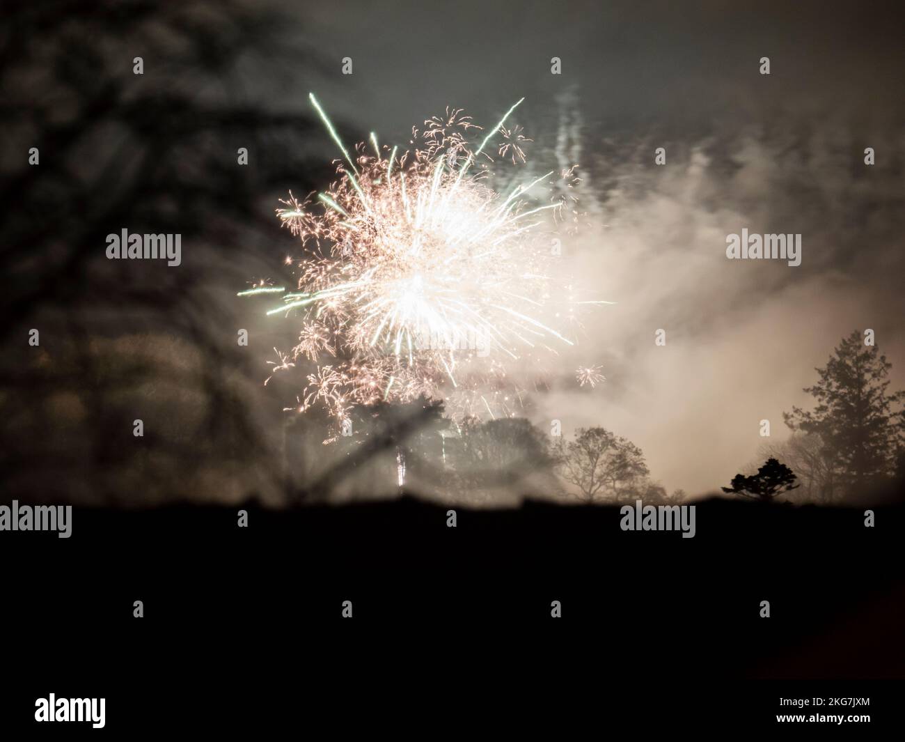Ein Feuerwerk über Ambleside, Lake District, Großbritannien. Stockfoto