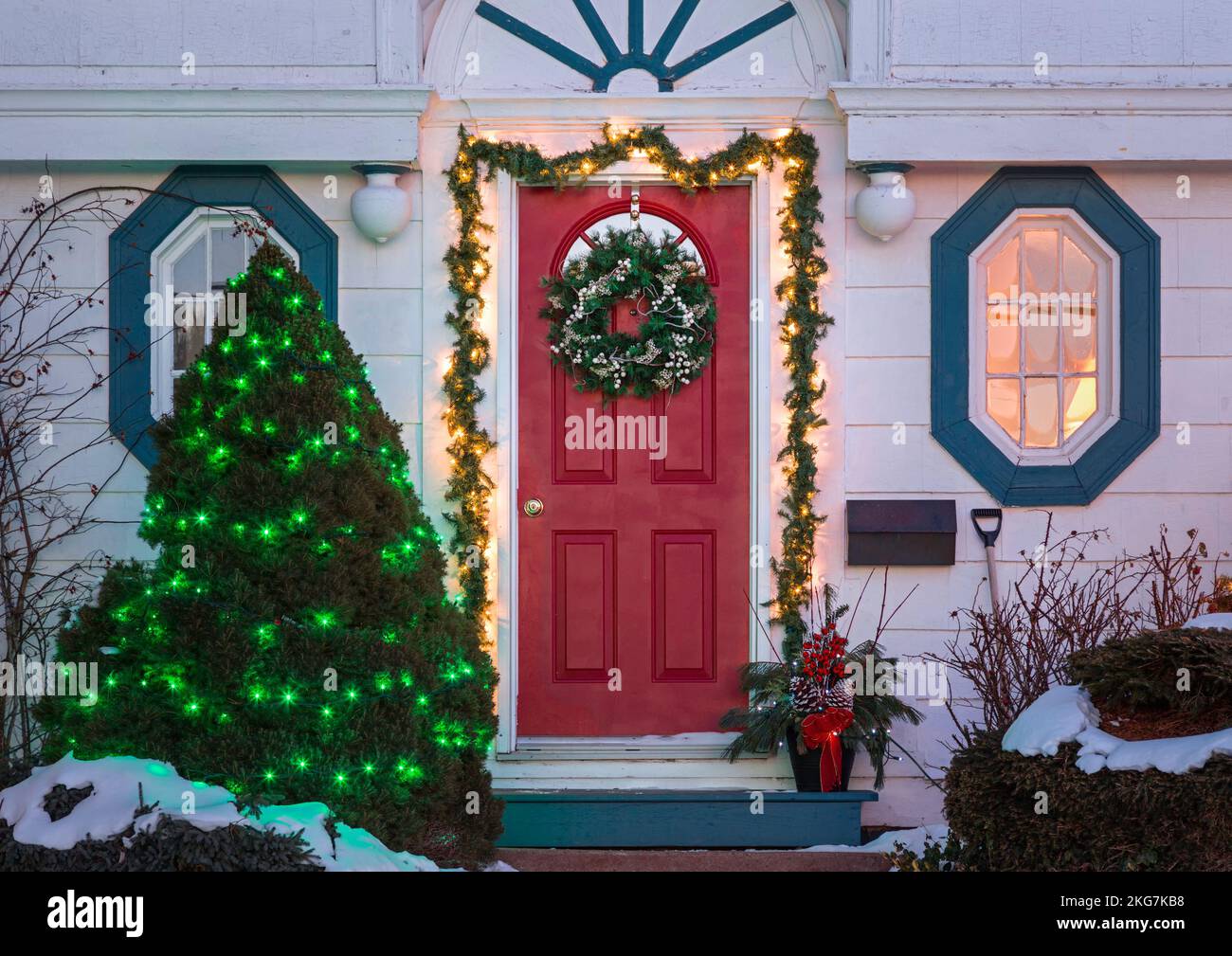 Ein traditionelles älteres Haus, das zu Weihnachten dekoriert ist. Stockfoto