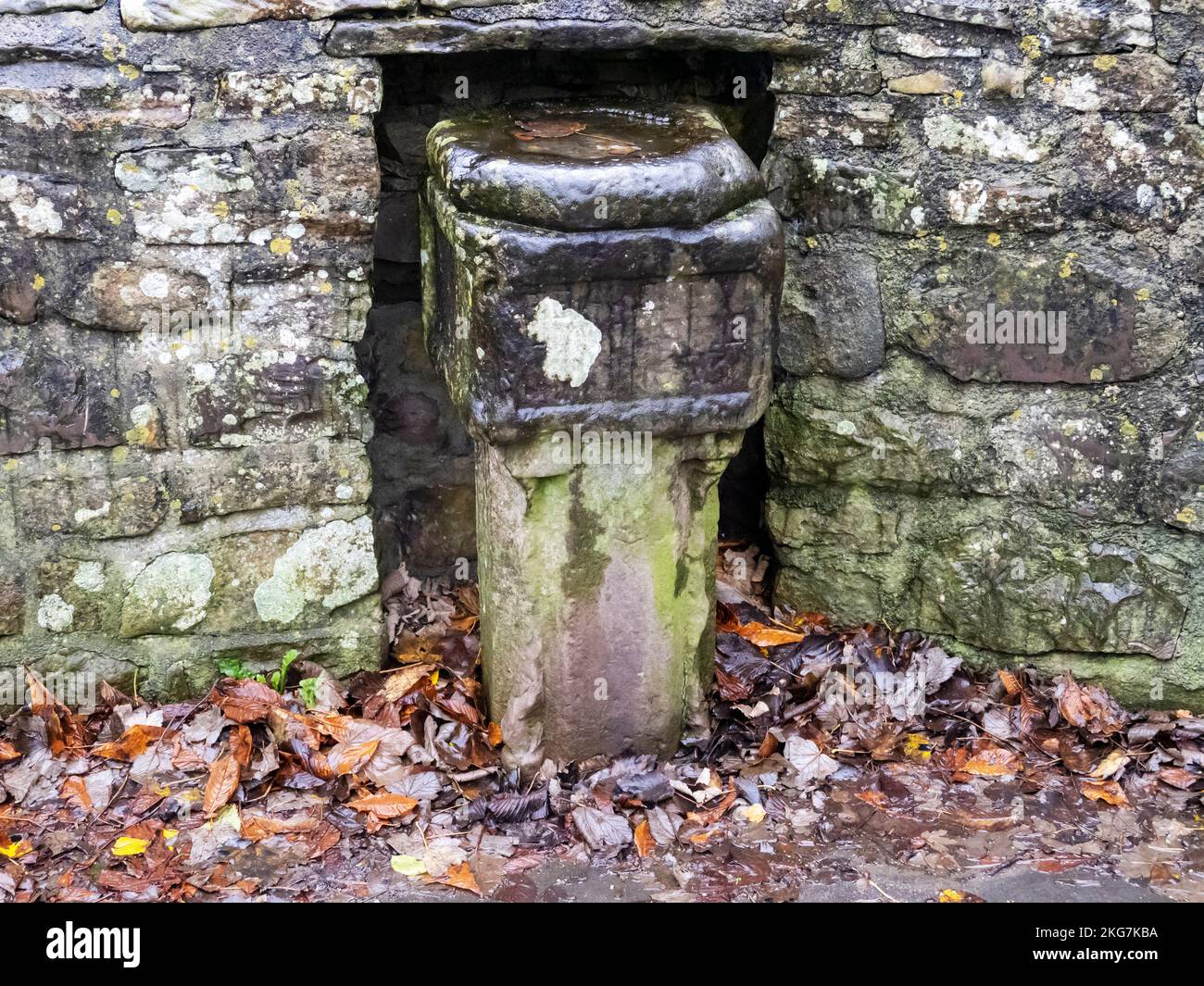 Ein alter Stein an der Devils Bridge in Kirkby Lonsdale, Cumbria, Großbritannien, der mit der Aufschrift „Fear God“, „Honor the King“, 1673, beschriftet ist. Stockfoto