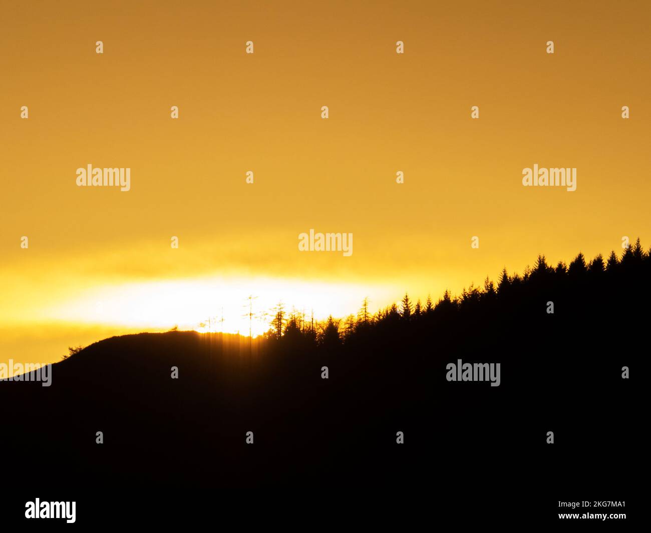 Der Sonnenuntergang über Black fiel von Ambleside, Lake District, Großbritannien. Stockfoto
