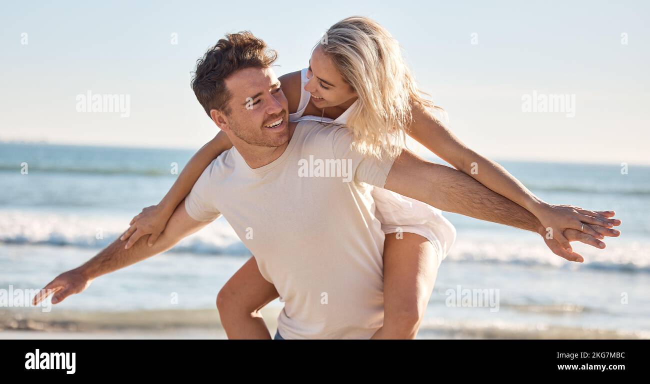 Strand, Paar und Liebe zusammen für Entspannung Freiheit reisen oder verspielten Urlaub, Abenteuer und Spaß. Glücklicher Mann, Frau lächeln und Ehe Beziehung Bindung Stockfoto