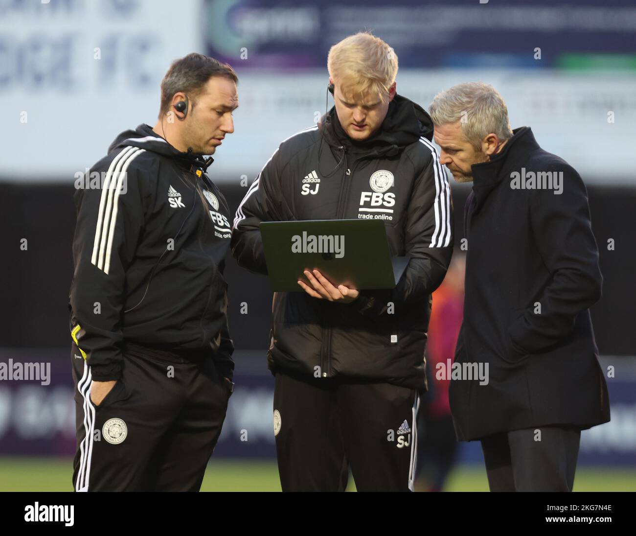 DAGENHAM ENGLAND - NOVEMBER 20 : Willie Kirk Manager von Leicester City Women spricht mit seinen Mitarbeitern während des Barclays Women's Super League Spiels BE Stockfoto