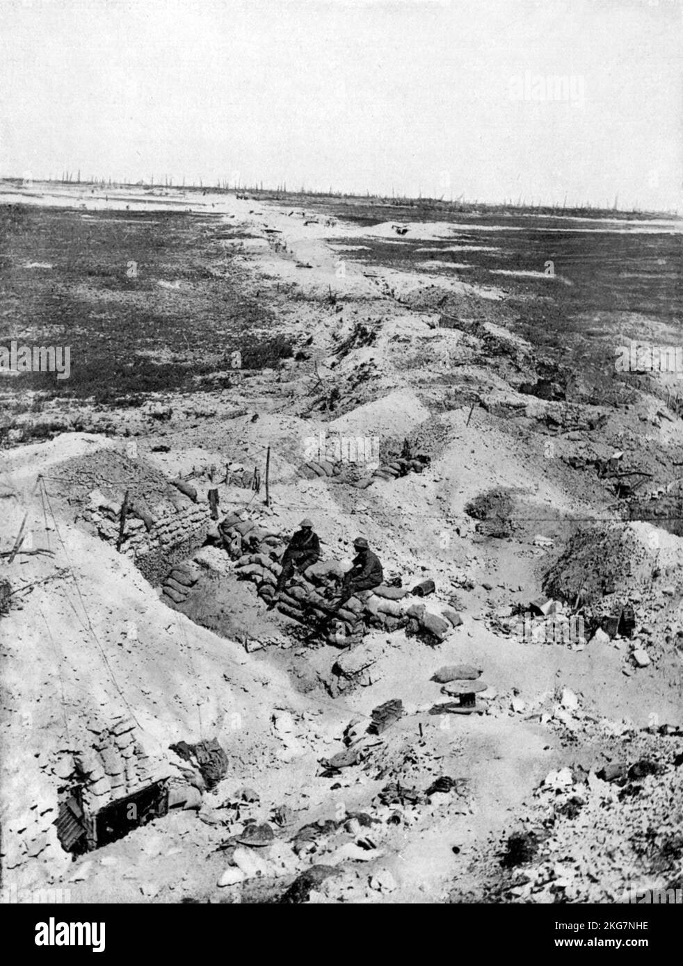 Ein Vintage-Foto um den 1918. September nach der zweiten Somme-Schlacht von 1918, das britische Soldaten in den Überresten des deutschen Grabensystems zeigt, das durch einen Granatbrand in der Nähe von Ovilliers an der Westfront zerstört wurde Stockfoto