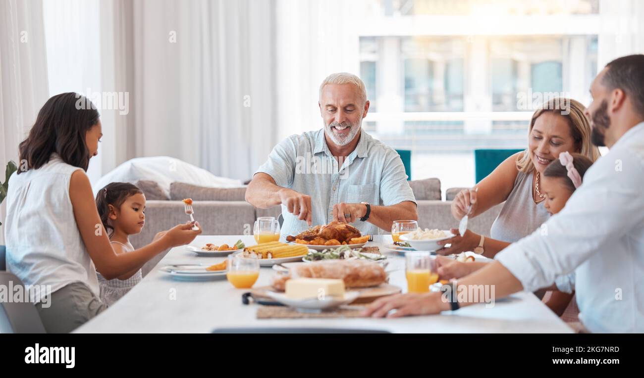 Familie, Frühstück und Essen mit einem älteren Mann, der bei einem Besuch seiner Kinder und Enkelkinder zu Hause gegessen hat. Kinder, Liebe und Feier mit Stockfoto