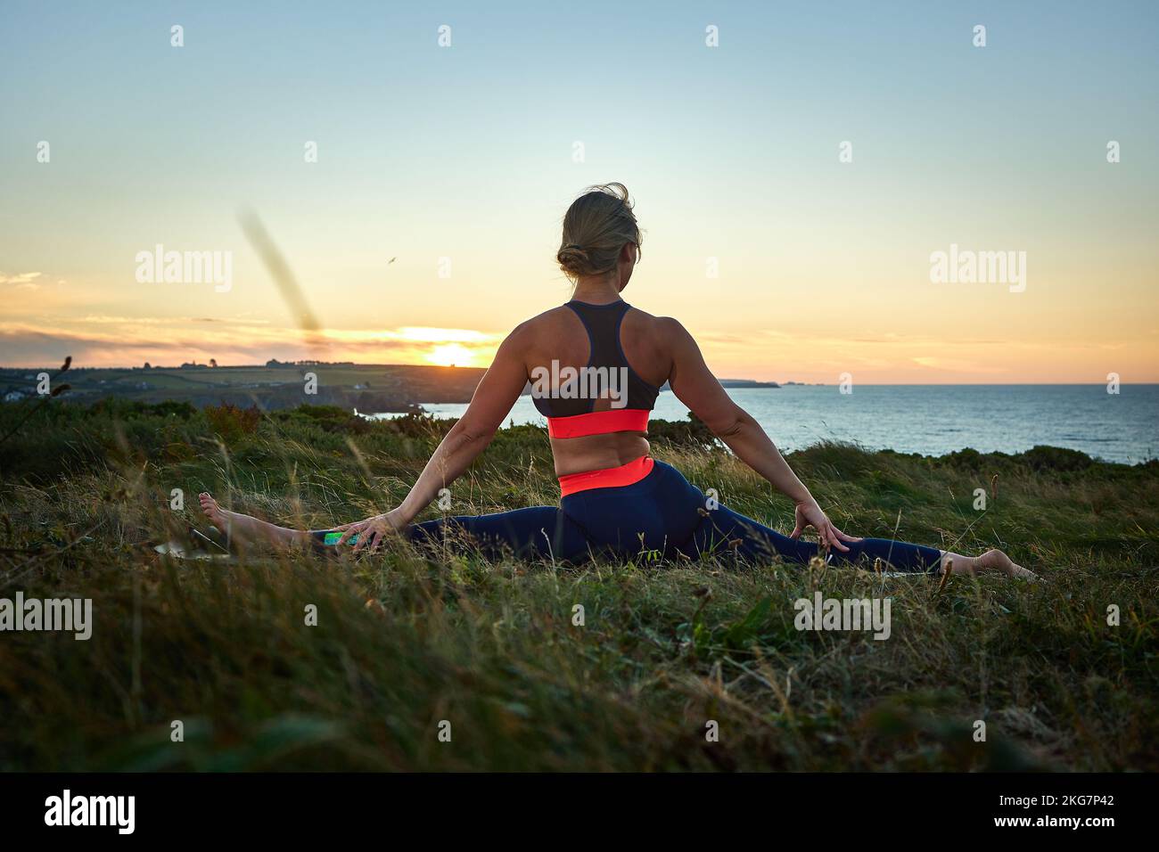 Attraktive Frau, die Yoga praktiziert und ein gesundes Leben demonstriert. Internationales Yoga-Tageskonzept Stockfoto Attraktive Frau, die Yoga praktiziert und ein gesundes Leben demonstriert. Internationales Yoga-Tageskonzept Stockfoto