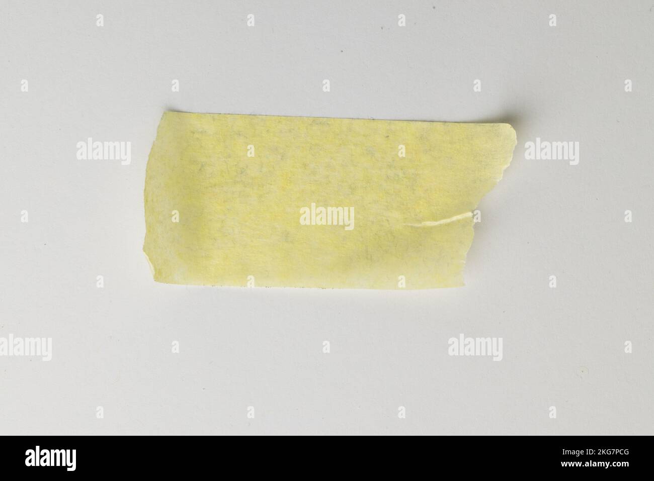 Gelbes Abdeckband mit Kopierbereich auf weißem Hintergrund Stockfoto