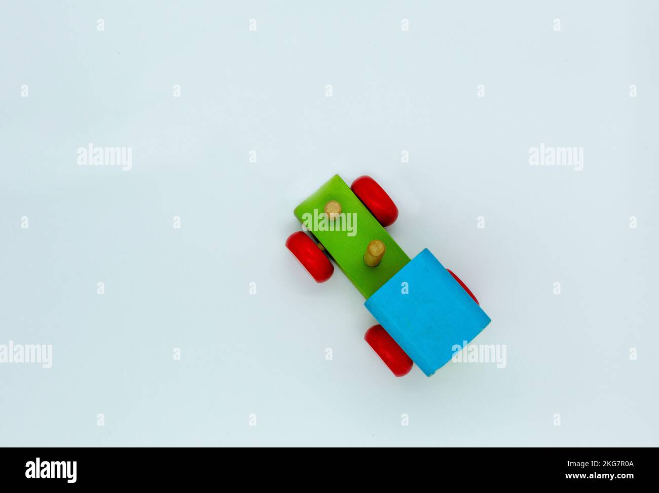 Top-Aufnahme eines hölzernen Spielzeugzugs auf weißem Hintergrund. Lieblingsspielzeug für Kinder: Holzzüge Stockfoto