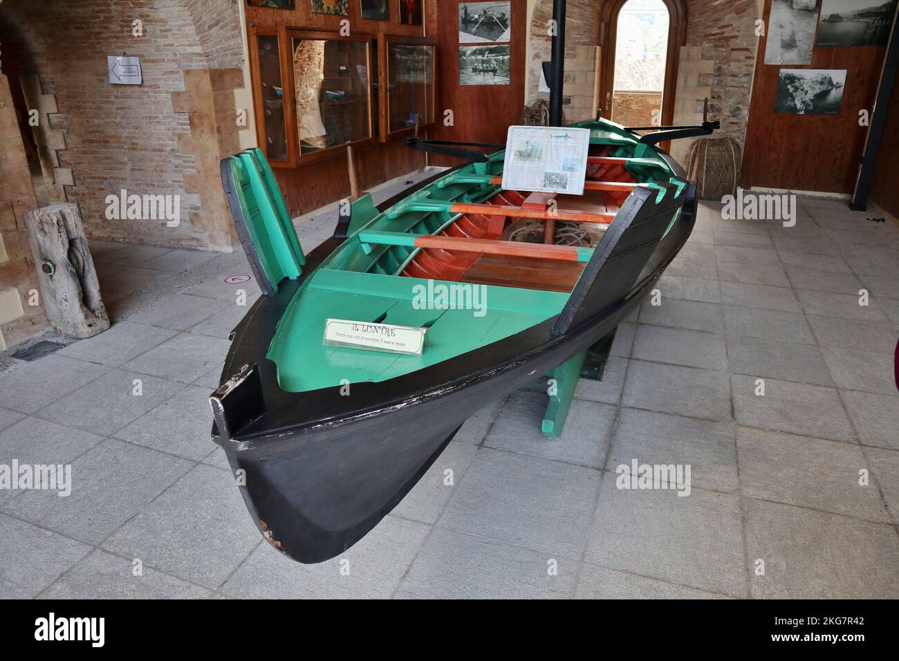 Scilla - Barca Il Lontre esposta a Castello Ruffo Stockfoto