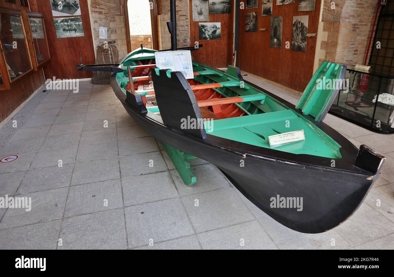 Scilla - Barca Il Lontre in esposizione a Castello Ruffo Stockfoto