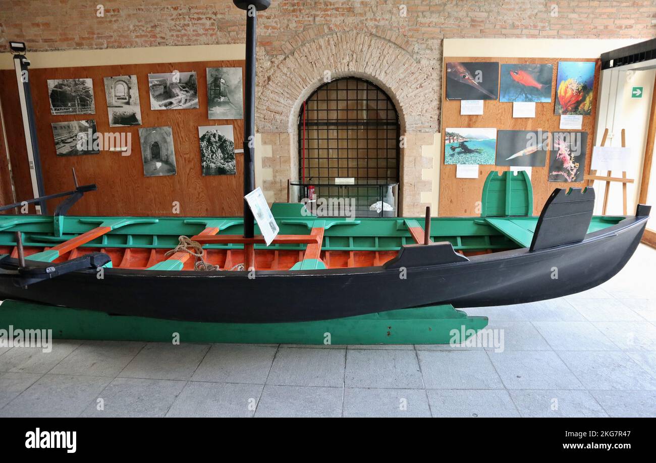 Scilla - Barca per il Pesce spada esposta a Castello Ruffo Stockfoto