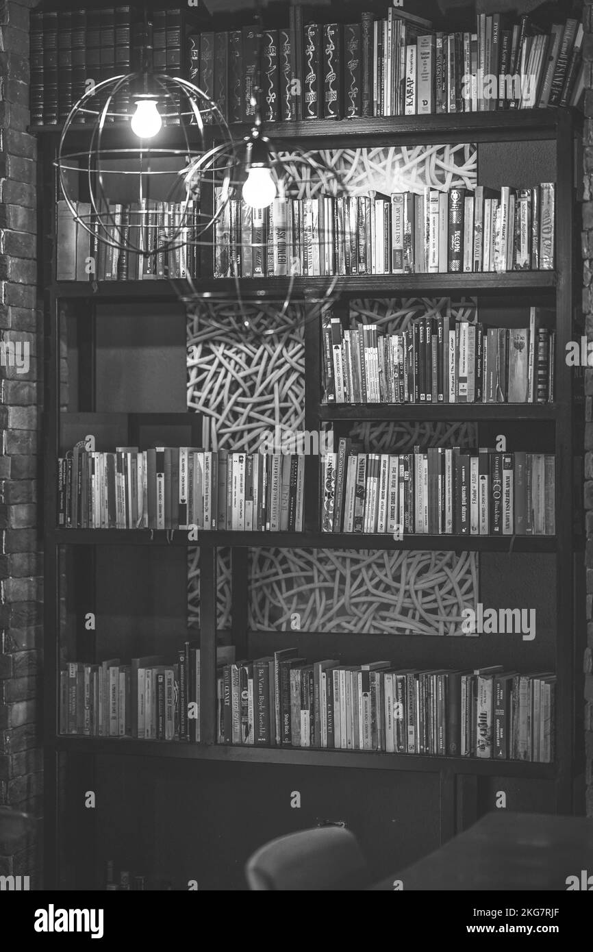 Bücher in Regalen im Restaurant und in der Bibliothek Stockfoto