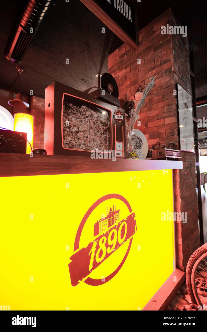 Konzept alter Fernseher im Restaurant Stockfoto