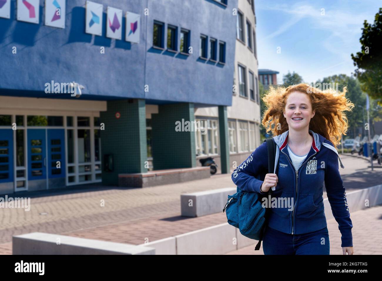 Schüler der Sekundarstufe, die auf dem Schulplatz spazieren geht. Holland.vvbvanbree Fotografie. Stockfoto
