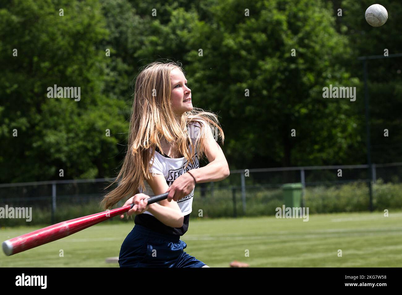 Sekundarschüler spielt Softball auf dem Schulsportplatz. Holland. Vvbvanbree-Fotografie Stockfoto