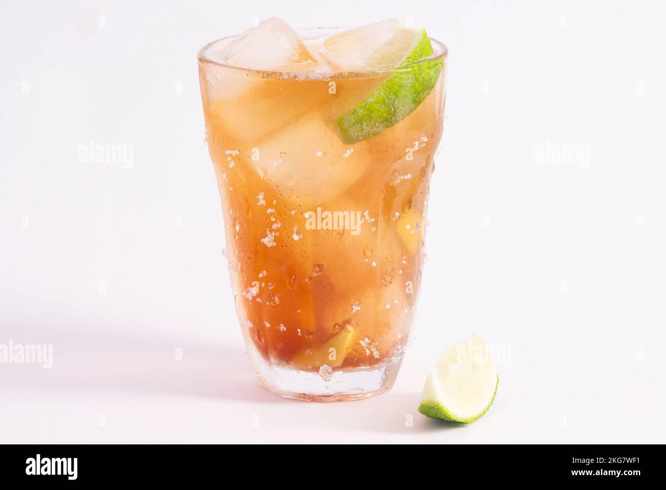 Rosenwasser-Eistee für den Sommer Stockfoto