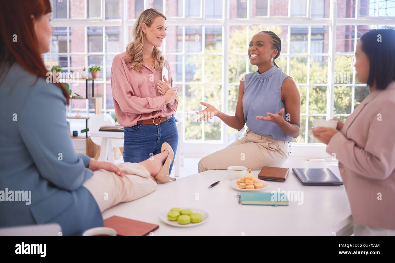 Diversity, Lunch und Business Frauen entspannen sich in einem Bürogebäude, reden, reden oder teilen Nachrichten nach dem Meeting. Teambuilding, schwarze Frau und Freunde Stockfoto