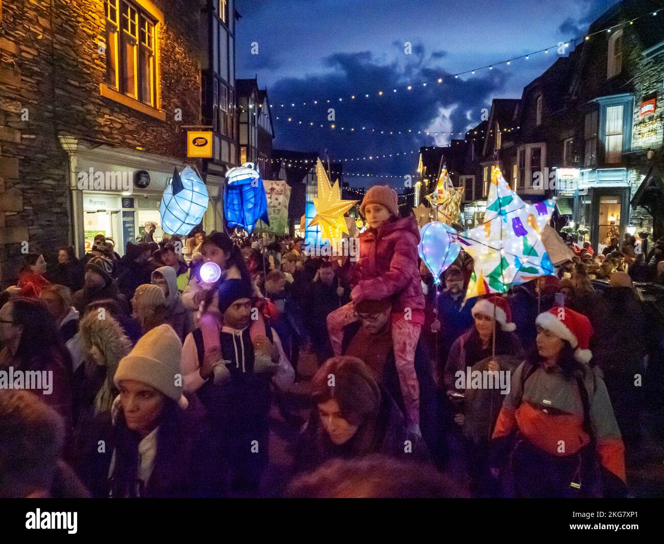 In Ambleside, Lake District, Großbritannien, werden die jährliche Laternen-Parade und die Weihnachtsbeleuchtung eingeschaltet. Stockfoto