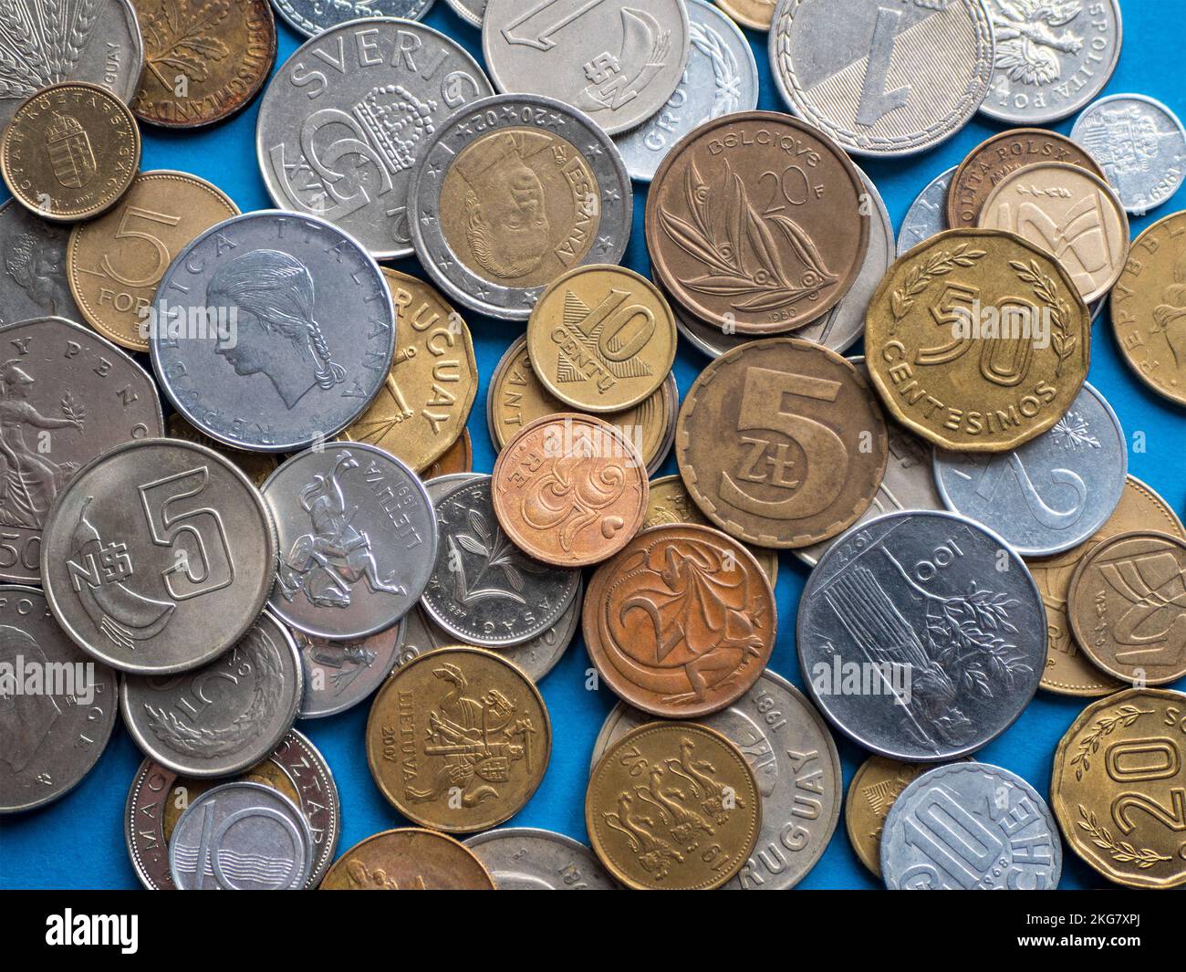 Ein Haufen alter und moderner internationaler Münzen, aus nächster Nähe. Numismatikbegriff, Münzsammlung, Hobbyform Stockfoto