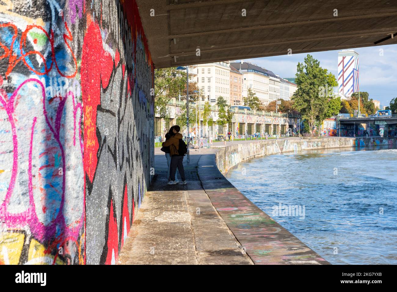 Straßenkunst und Graffiti an den Mauern des Donaukanals in Wien, Österreich Europa EU Stockfoto