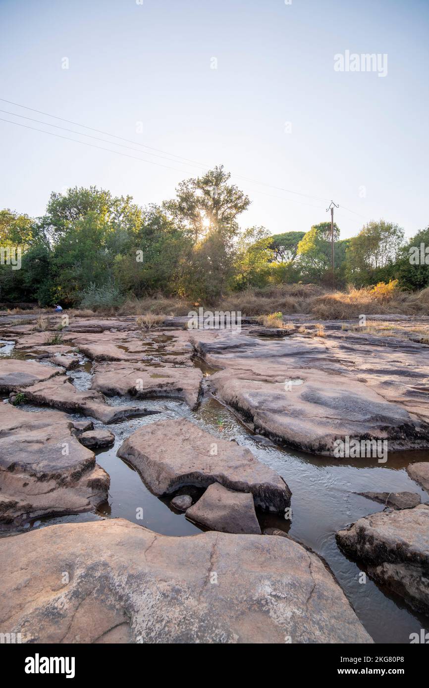 Fluss Aille, eiserne rote Brücke und Ruine Sägewerk, im Naturschutzgebiet plaine des Maures, in Vidauban, Frankreich, in Europa. Stockfoto