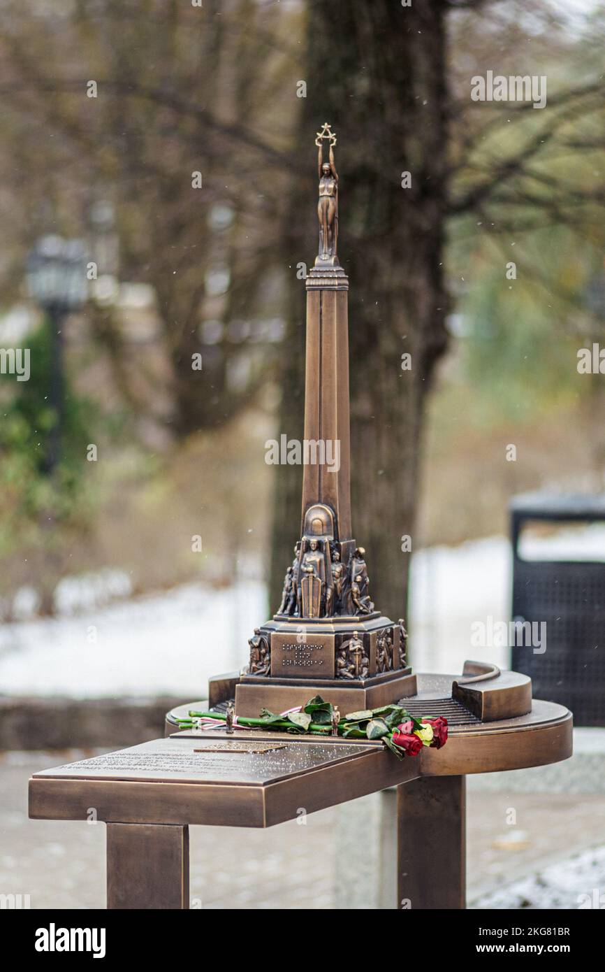 Taktile Bronze Miniaturkopie des Freiheitsdenkmals für Blinde, Denkmal zu Ehren der Soldaten, die während des lettischen Unabhängigkeitskriegs getötet wurden, Symbol Stockfoto