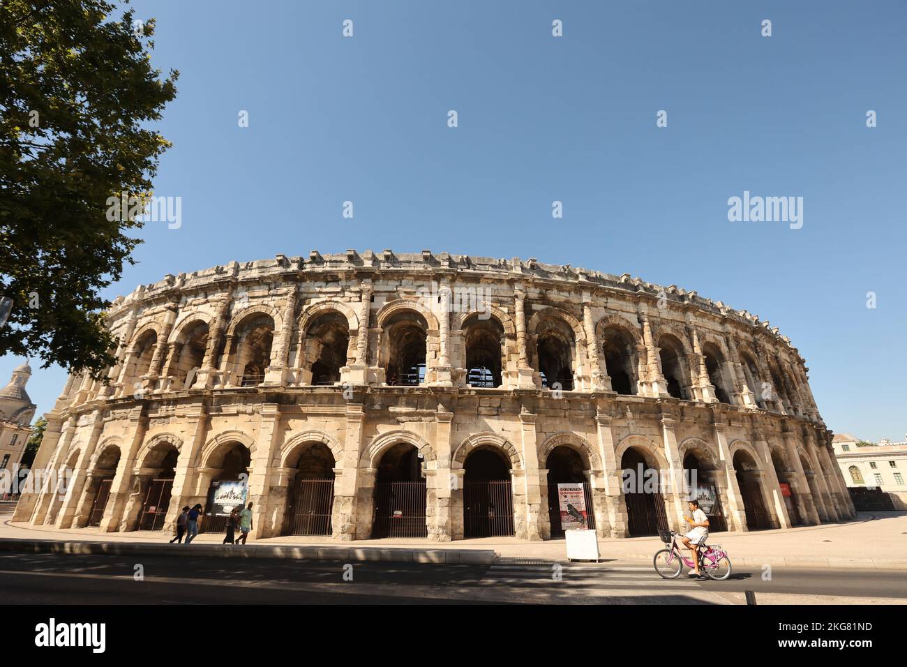 Römisch,Amphitheater von Nîmes,Arènes de Nîmes,Arena,kolosseum,erhalten,Struktur,antik,Gebäude,in,Zentrum,von,Nimes,Languedoc,Region,beliebt,Tourist,Lage,mit,vielen,Attraktionen,einschließlich,beeindruckend,Les Arenas,römisch,Amphitheater,und,Maison Carrée,Südfrankreich,Frankreich,Franzosen,August,europäische,alte,Gladiatoren,Sommer,alte,europäische,Gladiatoren, Stockfoto