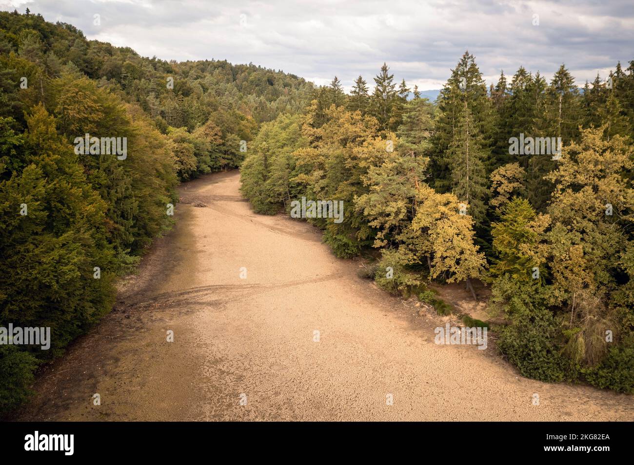 Landschaftsbild, getrockneter Kanalfluss auf dem Waldhügel, nach langer Sommertrockenzeit, Drohnenschuss. Stockfoto