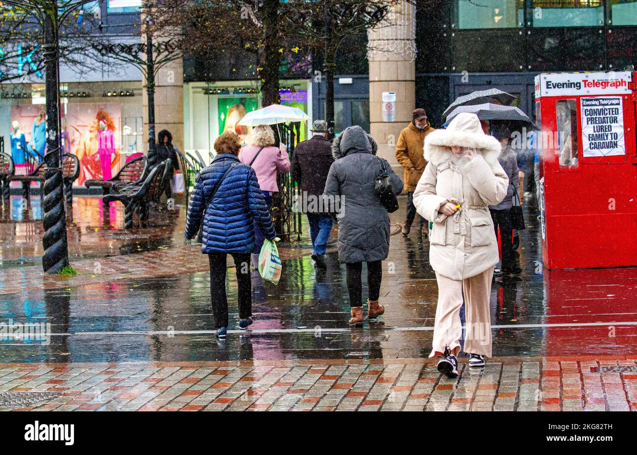 Dundee, Tayside, Schottland, Großbritannien. 22.. November 2022. Wetter in Großbritannien: Ein kalter Novembermorgen im Nordosten Schottlands, mit starken Regengüssen und Temperaturen von bis zu 6 Grad Das kalte Wetter und die winterlichen Regenschauer haben die Käufer davon abgehalten, sich in Dundees Stadtzentrum auf der Suche nach Schnäppchen am Black Friday zu wagen. Mit einem 41-Jahres-hoch von 11,1% sind nur wenige Menschen wegen der hohen Lebenshaltungskosten Schottlands unterwegs, um ihr tägliches Leben zu führen und klug einzukaufen. Kredit: Dundee Photographics/Alamy Live Nachrichten Stockfoto