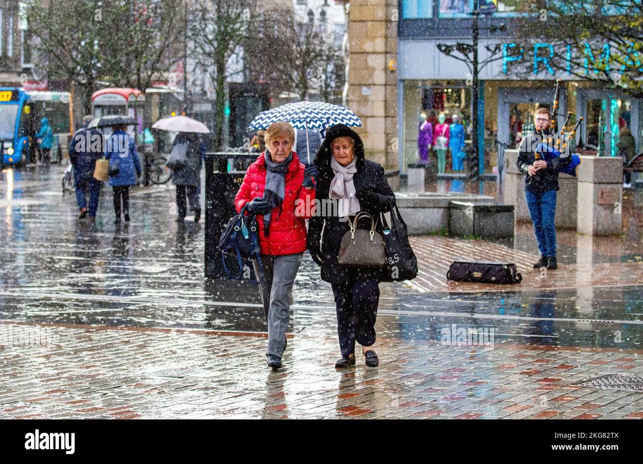 Dundee, Tayside, Schottland, Großbritannien. 22.. November 2022. Wetter in Großbritannien: Ein kalter Novembermorgen im Nordosten Schottlands, mit starken Regengüssen und Temperaturen von bis zu 6 Grad Das kalte Wetter und die winterlichen Regenschauer haben die Käufer davon abgehalten, sich in Dundees Stadtzentrum auf der Suche nach Schnäppchen am Black Friday zu wagen. Mit einem 41-Jahres-hoch von 11,1% sind nur wenige Menschen wegen der hohen Lebenshaltungskosten Schottlands unterwegs, um ihr tägliches Leben zu führen und klug einzukaufen. Kredit: Dundee Photographics/Alamy Live Nachrichten Stockfoto