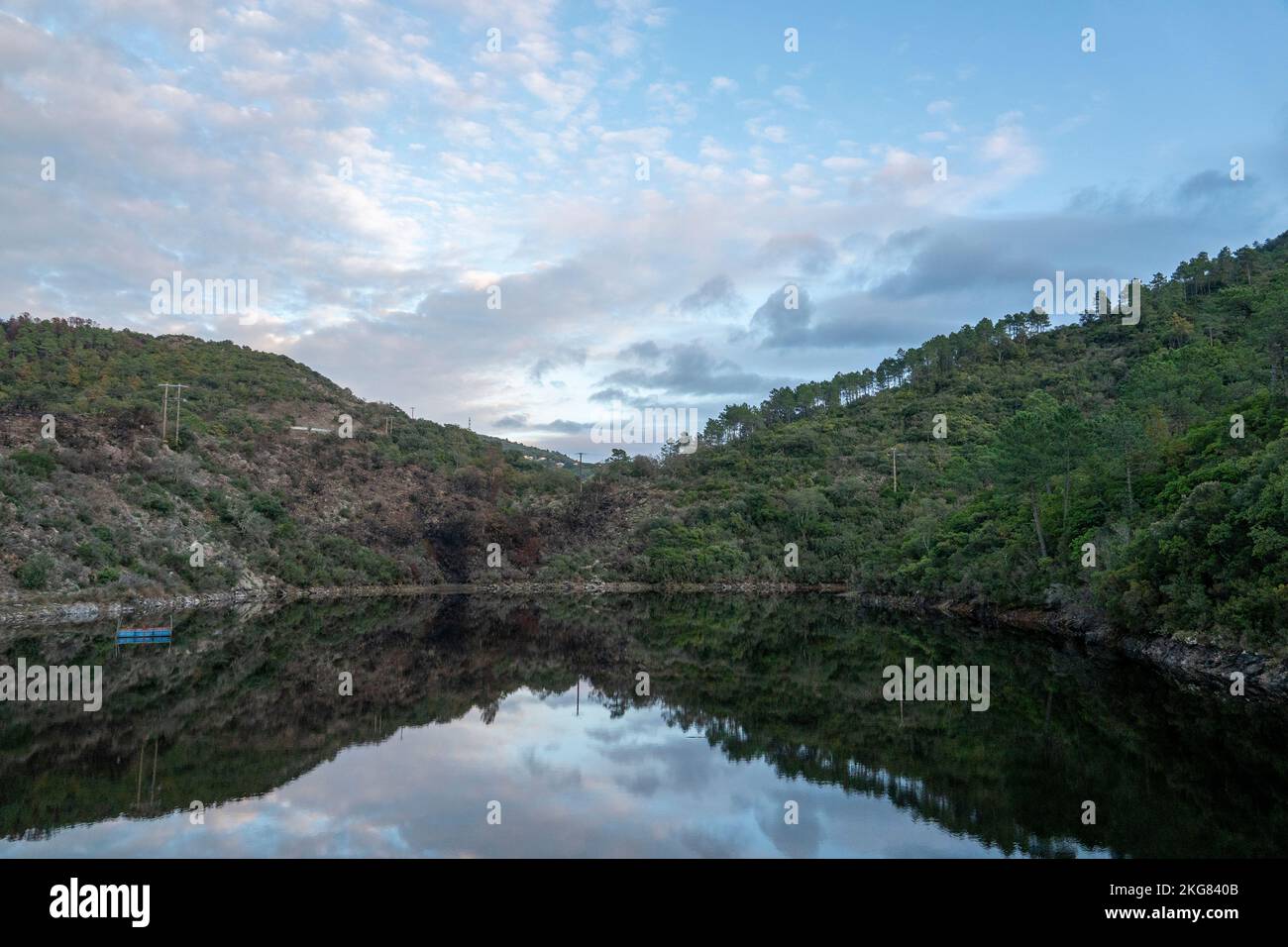 Vanadal-Wasserretention mit Wolken, die sich im Wasser spiegeln, in La Garde-Freinet, im Massif des Maures, in Südfrankreich, in Europa, in der Provence. Stockfoto