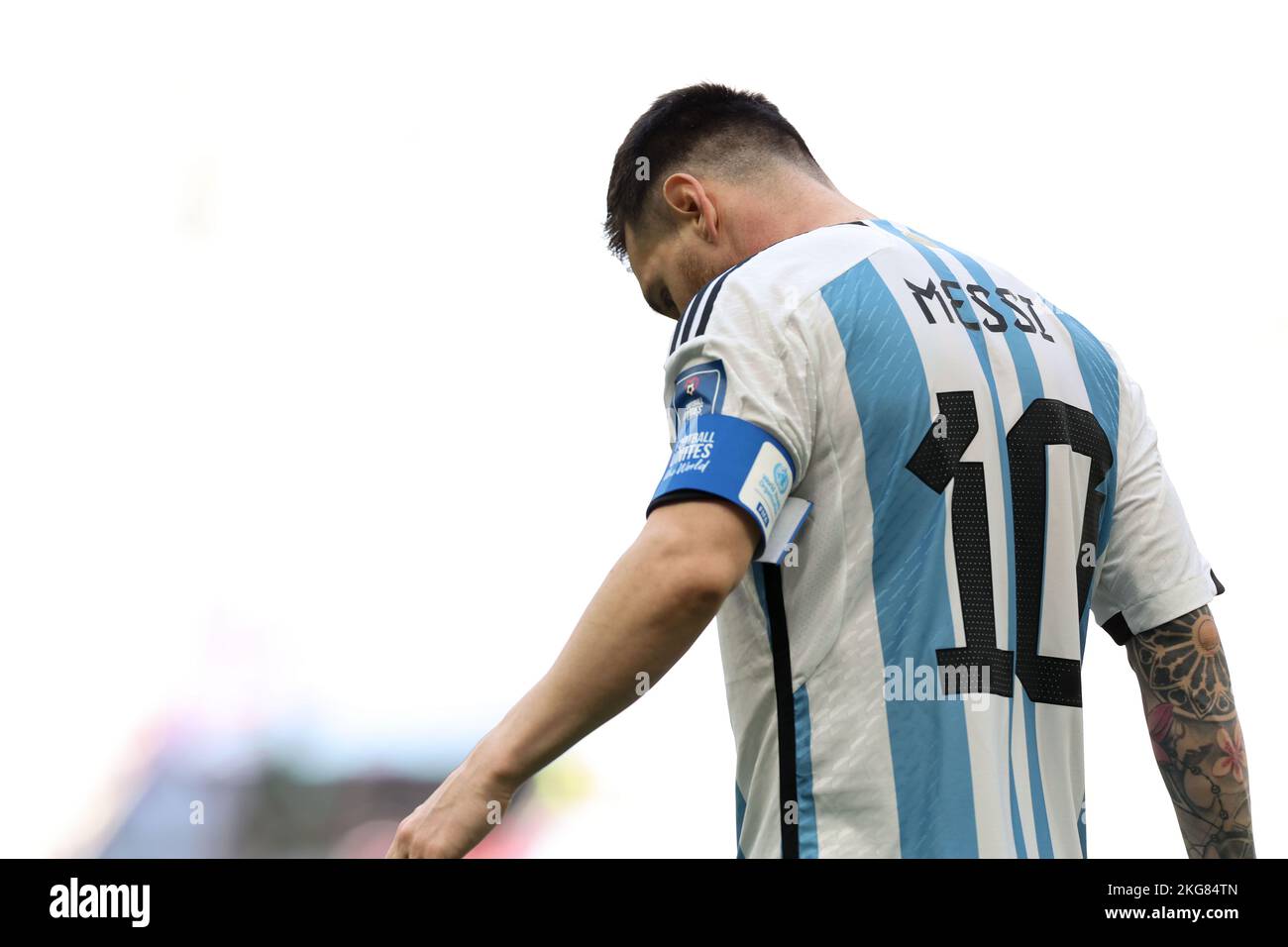 Lusail, Katar. 22.. November 2022. Lionel Messi aus Argentinien reagiert nach dem Spiel der Gruppe C zwischen Argentinien und Saudi-Arabien bei der FIFA-Weltmeisterschaft 2022 im Lusail-Stadion in Lusail, Katar, 22. November 2022. Quelle: Han Yan/Xinhua/Alamy Live News Stockfoto