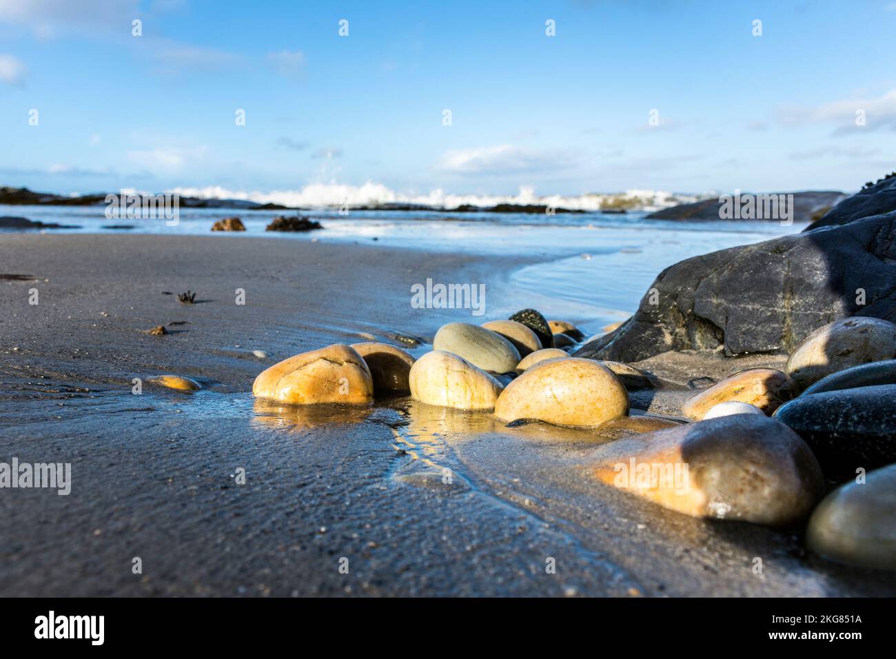 Steine an einem Strand in County Donegal, Irland. Auf dem Wild Atlantic Way. Stockfoto