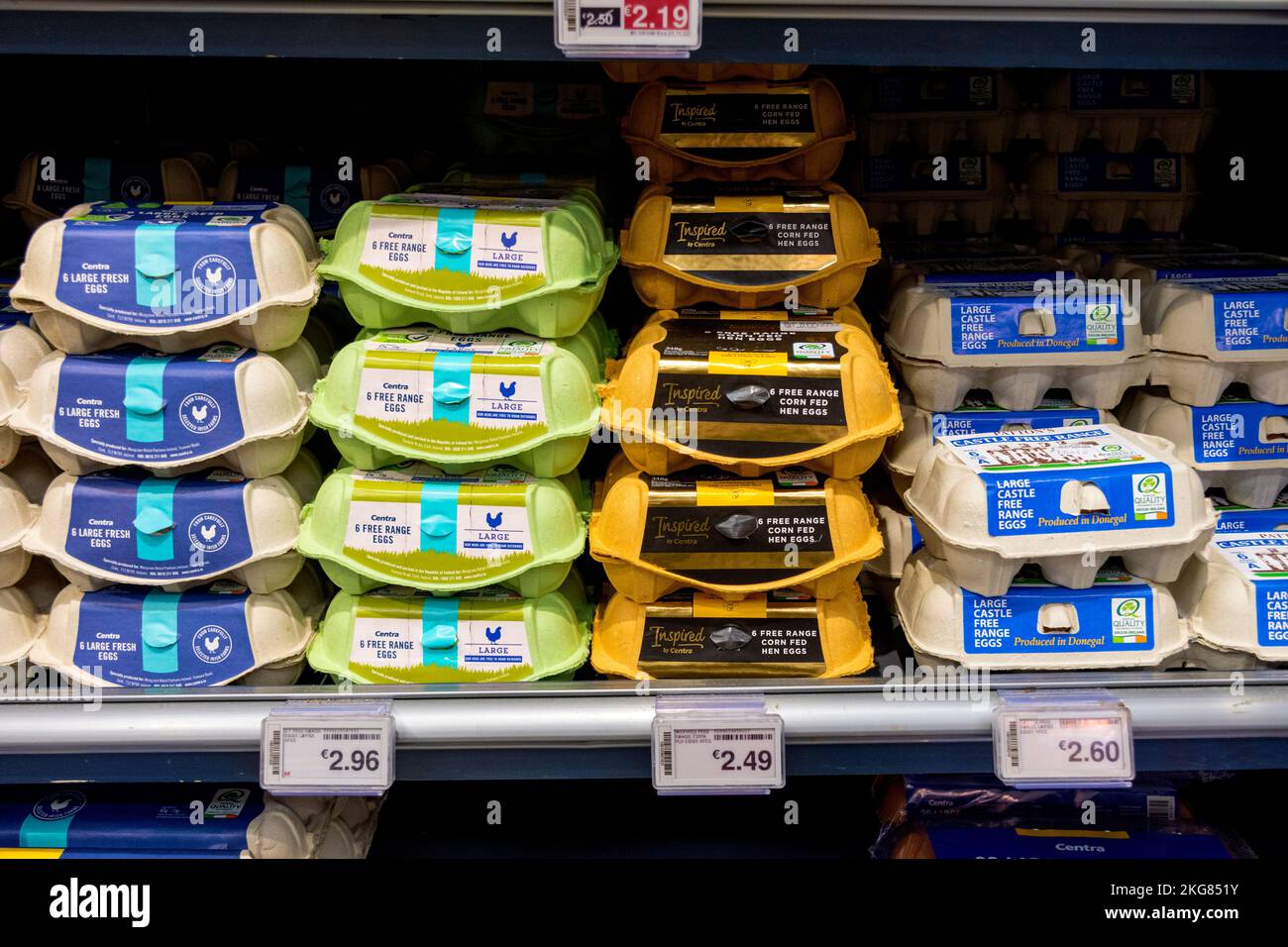 Auswahl an Eiern zum Verkauf in einem Centra Supermarkt in Irland. Stockfoto