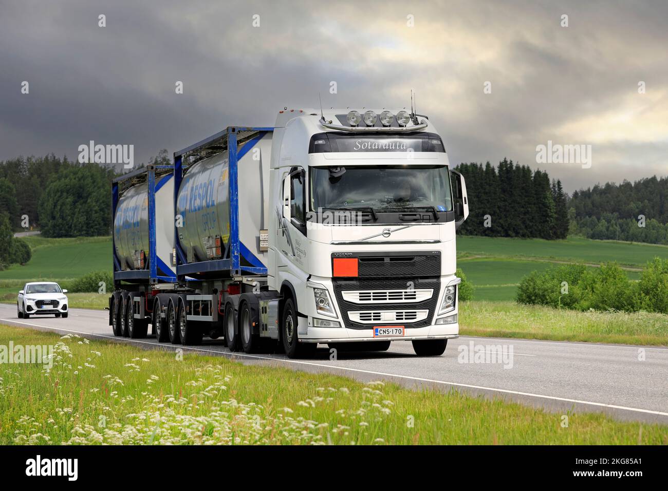 Der Lkw Volvo FH zieht zwei Tall Oil Rosin Tankcontainer, ADR-Code 99-3572, Flüssigkeit mit erhöhter Temperatur, auf der Autobahn 52. Salo, Finnland. 23. Juni 2022. Stockfoto