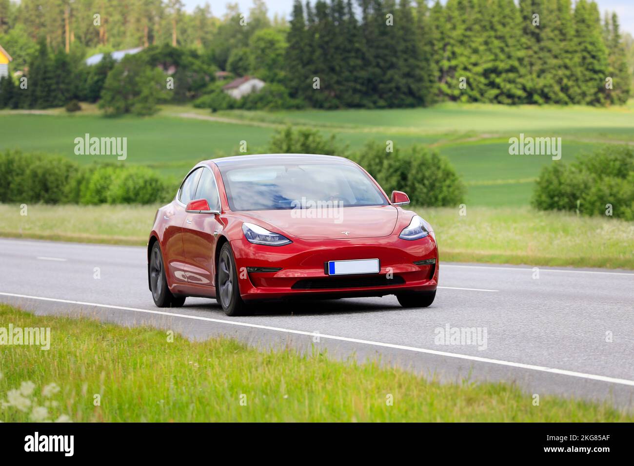 Rotes Tesla Modell 3 Limousine Elektroauto Jahr 2020 mit hoher Geschwindigkeit auf der Autobahn. Salo, Finnland. 23. Juni 2022. Stockfoto