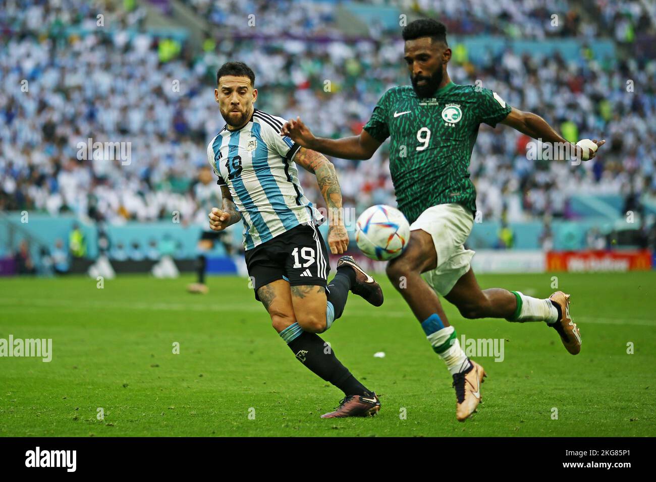 Lusail Iconic Stadium, Lusail, Katar. 22.. November 2022. FIFA Fußball-Weltmeisterschaft, Argentinien gegen Saudi-Arabien; Nicolás Otamendi aus Argentinien jagt Firas Al-Buraikan aus Saudi-Arabien Kredit: Action Plus Sports/Alamy Live News Stockfoto