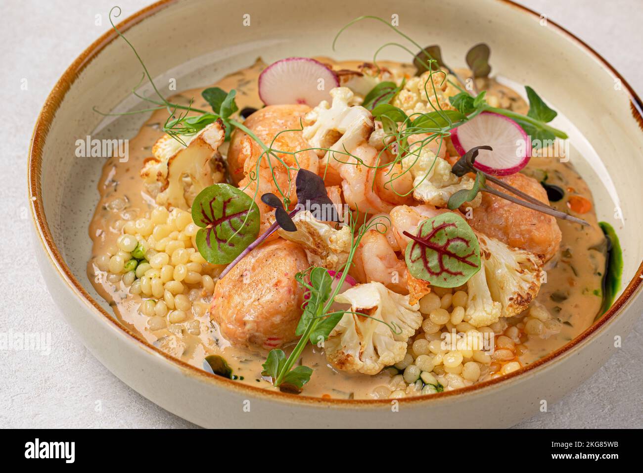Portion Ptitim mit Meeresfrüchten und Kräutern Stockfoto