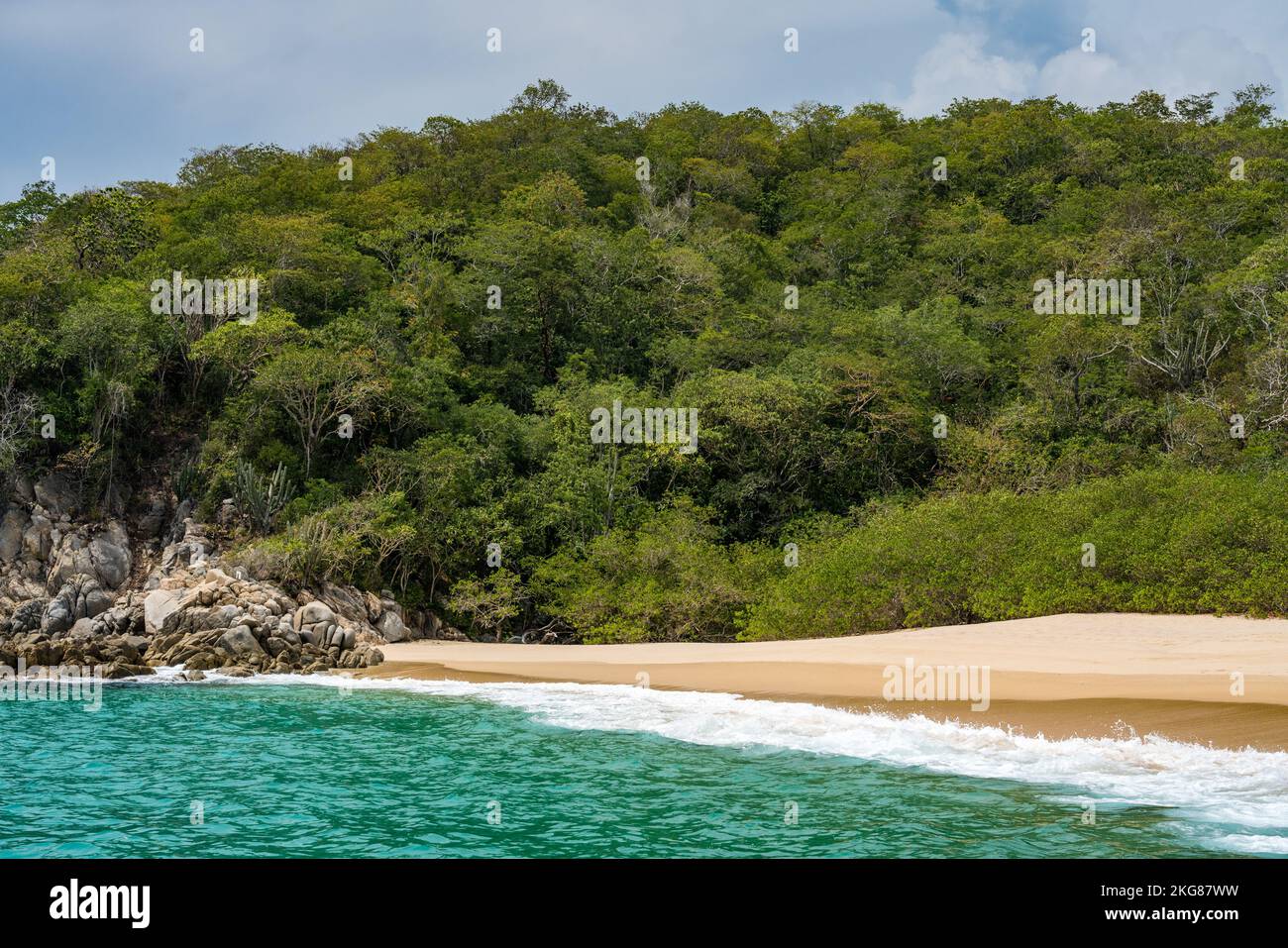 Abgeschiedener Playa Organo oder Pipe Organ Beach im Huatulco National Park, Mexiko. Ein UNESCO-Biosphärenreservat. Stockfoto