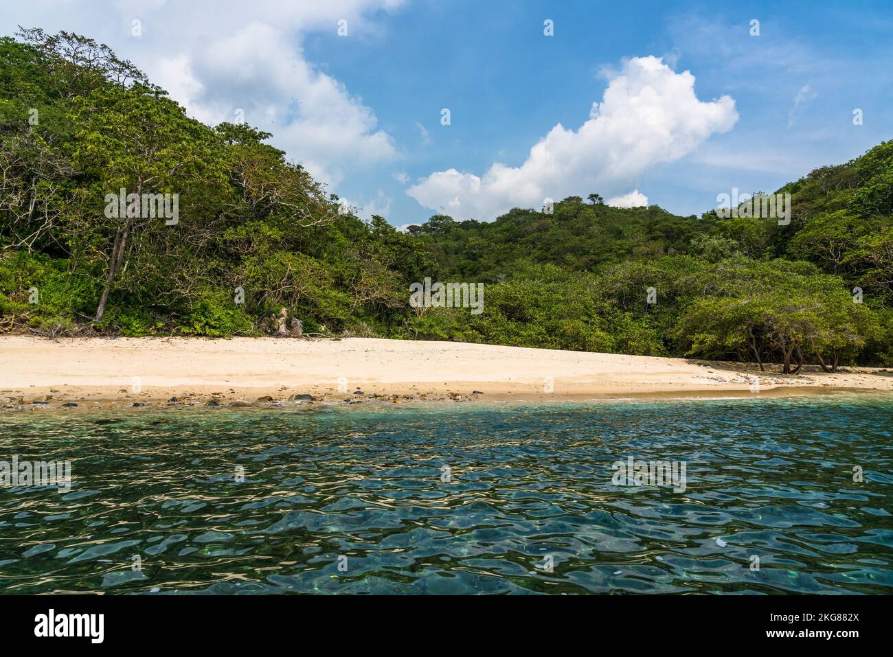 Ein kleiner, abgeschiedener Strand, der nur mit dem Boot zu erreichen ist, im Huatulco Nationalpark, Mexiko. Ein UNESCO-Biosphärenreservat. Stockfoto