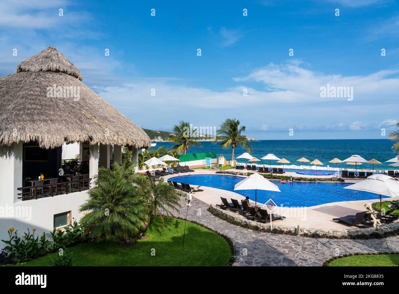 Ein Resorthotel am Chahue Beach auf den Bahias von Huatulco an der Pazifikküste von Oaxaca, Mexiko. Stockfoto