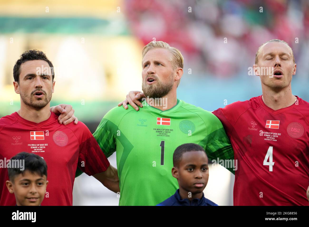 Al Rayyan, Katar. 22.. November 2022. Thomas Delaney, Kasper Schmeichel und Simon Kjaer (von L bis R) aus Dänemark singen ihre Nationalhymne vor dem Spiel der Gruppe D zwischen Dänemark und Tunesien bei der FIFA-Weltmeisterschaft 2022 im Education City Stadium in Al Rayyan, Katar, am 22. November 2022. Quelle: Zheng Huansong/Xinhua/Alamy Live News Stockfoto