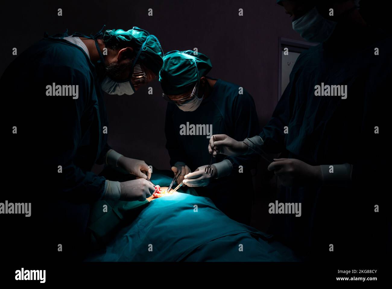 Operationsteam, das eine Operation am Patienten im sterilen