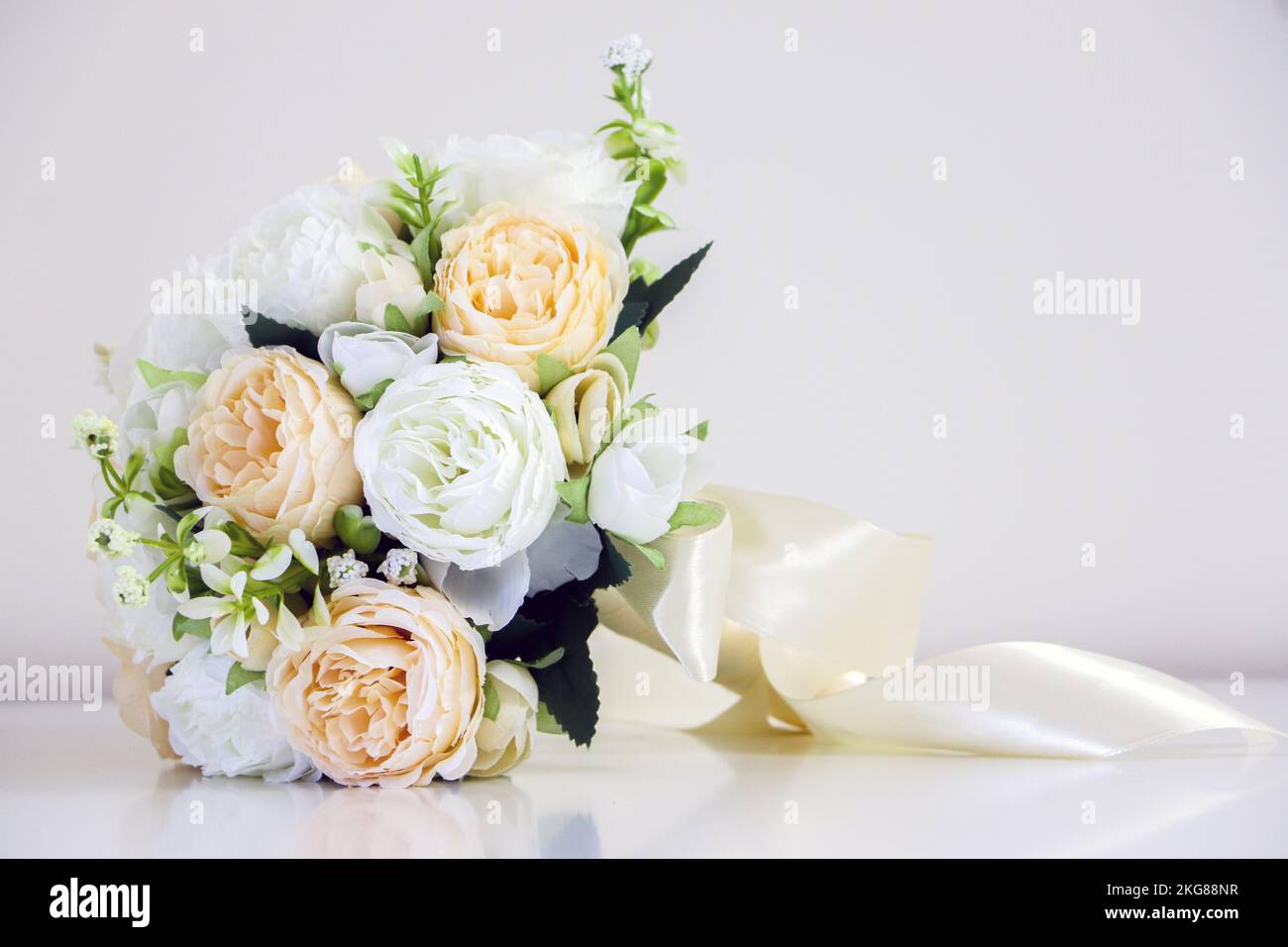 Ein wunderschöner Strauß von Hochzeitsblumen mit weißen und pfirsichfarbenen Rosen, isoliert vor weißem Hintergrund, Symbol für Liebe, Romantik und Ehe. Stockfoto