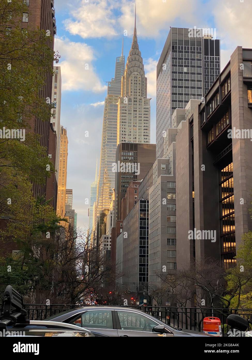 New York, NY, USA - 22. Nov. 2022: Blick am späten Nachmittag auf das Chrysler Bldg und einen Vanderbilt von der Tudor City-Überführung Stockfoto