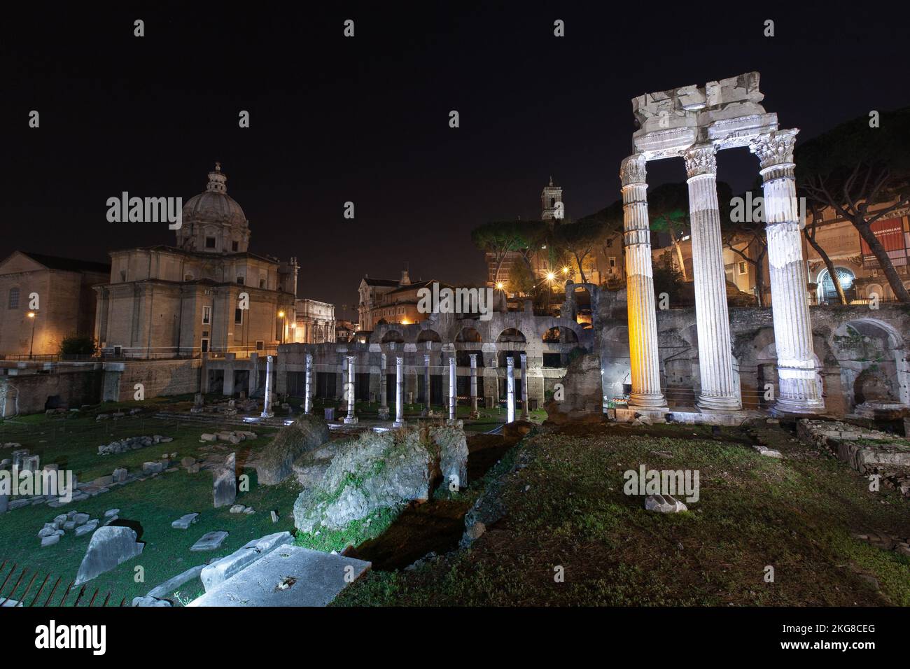 Rom, Italien, Ruinen der Altstadt bei Nacht mit Hintergrundbeleuchtung Stockfoto