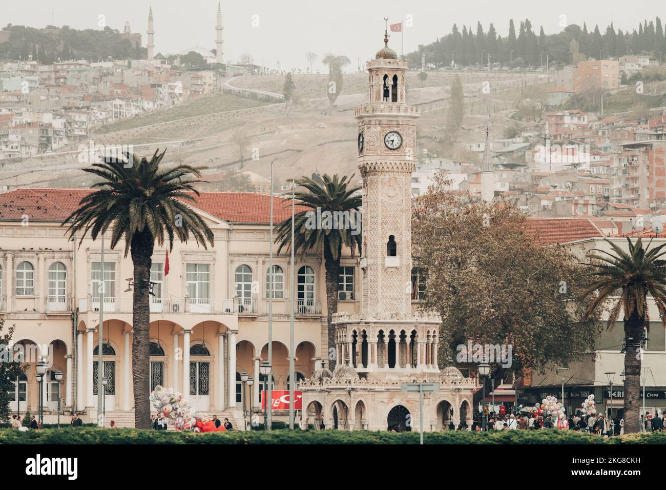 Wunderschöner Turm im Hintergrund der modernen Stadt Izmir, Türkei Stockfoto