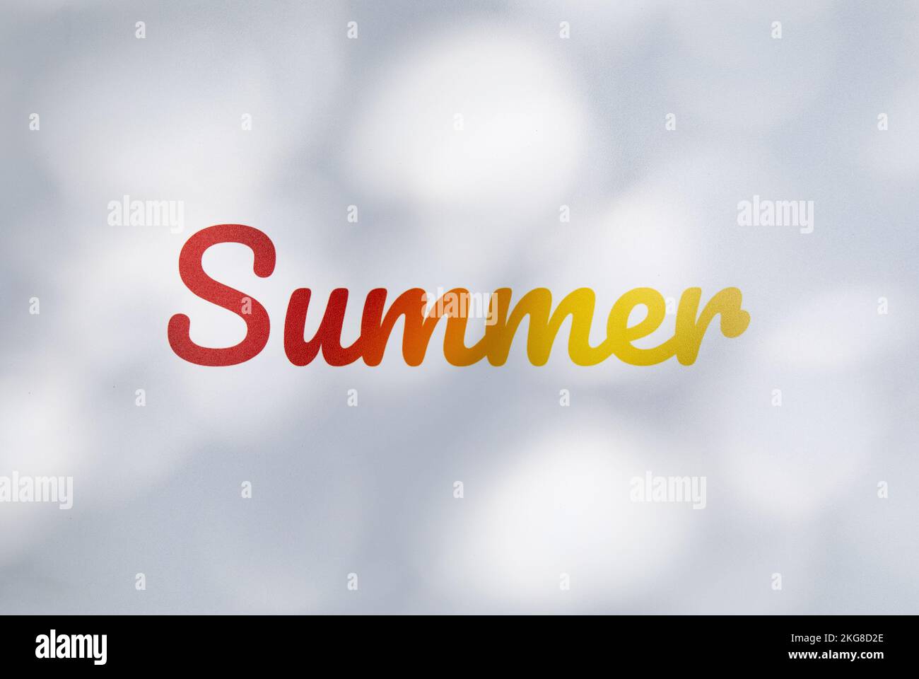Farbenfrohe Sommertypografie auf weißem Hintergrund Stockfoto