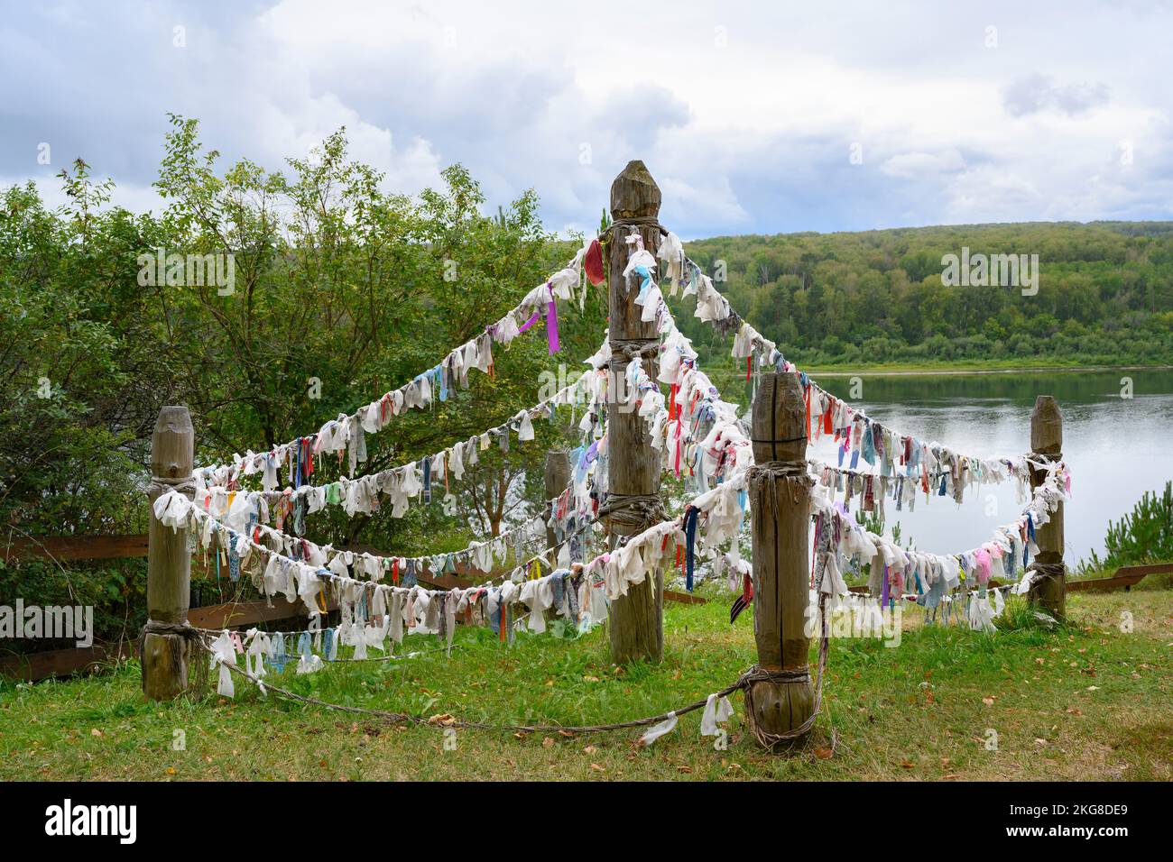 Ein heiliger Ort zum Gedenken an die Toten in der antiken Kultur der indigenen Völker Sibiriens Stockfoto