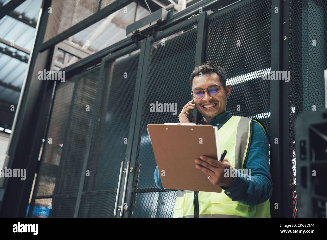 Glücklicher asiatischer Ingenieurarbeiter arbeitet gerne in der Fabrikindustrie. Stockfoto